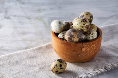 Yumurtalar bıldırcın, gri arka plan, yakın çekim, seçici odak saf bir peçeteye üzerinde yumurta ile kase