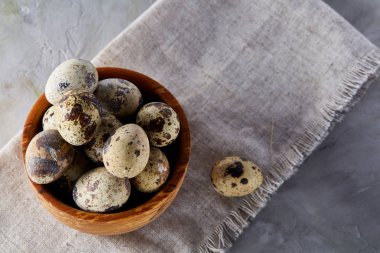 Yumurtalar bıldırcın, gri arka plan, yakın çekim, seçici odak saf bir peçeteye üzerinde yumurta ile kase