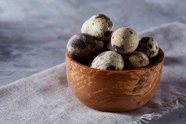 Yumurtalar bıldırcın, gri arka plan, yakın çekim, seçici odak saf bir peçeteye üzerinde yumurta ile kase