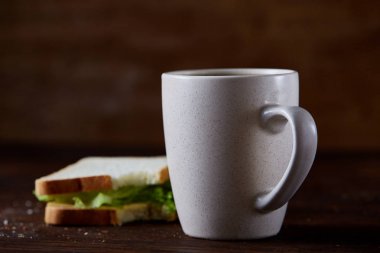 Kahvaltı Masası sandviç ve kahve rustik ahşap arka plan, yakın çekim, seçici odak ile