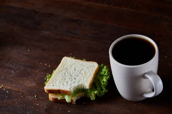 Stolik z kanapkami i czarnej kawy na rustykalne drewniane tła, zbliżenie, Selektywny fokus — Zdjęcie stockowe