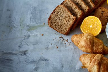 Kahvaltı croissants ve meyve, üstten görünüm, yakın çekim, seçici odak ile