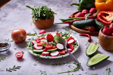 Bir vejetaryen salata beyaz dokulu arka plan, yakın çekim, seçici odak için sebzeli ahşap plaka