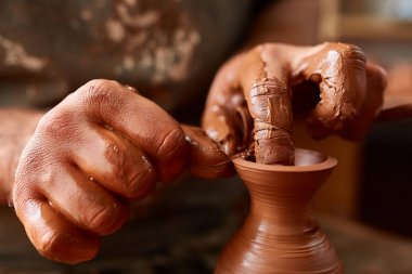 Yakın çekim eller erkek Potter Clay, seçici odak bir vazo yapma önlük