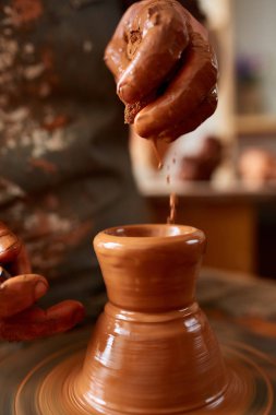 Yakın çekim eller erkek Potter Clay, seçici odak bir vazo yapma önlük
