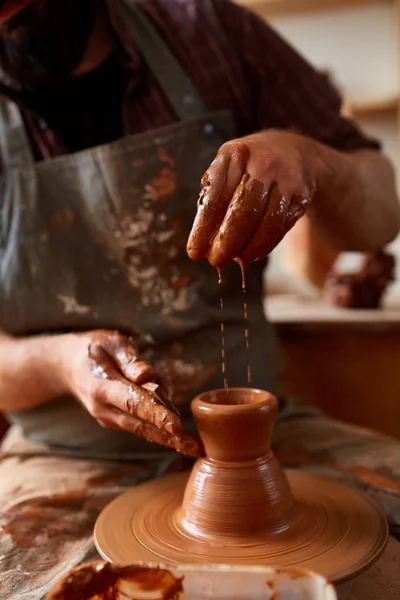 在围裙上的男性波特的特写制作一个花瓶从粘土, 选择性聚焦 — 图库照片