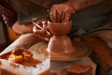 Yakın çekim eller erkek Potter Clay, seçici odak bir vazo yapma önlük