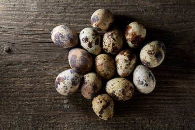 Seçici odak eski ahşap panoları, boşluk, arka plan üzerinde benekli bıldırcın yumurtası düzenlenmiş.