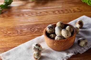 Rustik ahşap masa, yakın çekim, yüksek açılı görünüş, seçici odak kapsayıcısında bıldırcın yumurtası.