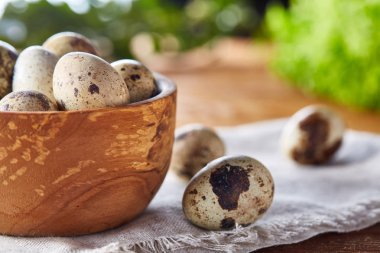 Rustik ahşap masa, yakın çekim, yüksek açılı görünüş, seçici odak kapsayıcısında bıldırcın yumurtası.