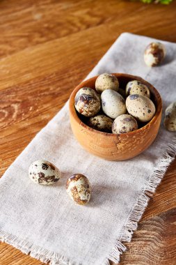 Rustik ahşap masa, yakın çekim, yüksek açılı görünüş, seçici odak kapsayıcısında bıldırcın yumurtası.