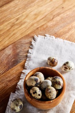 Rustik ahşap masa, yakın çekim, yüksek açılı görünüş, seçici odak kapsayıcısında bıldırcın yumurtası.