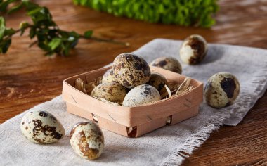 Rustik ahşap masa, yakın çekim, yüksek açılı görünüş, seçici odak kapsayıcısında bıldırcın yumurtası.