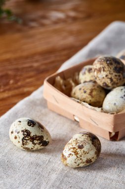 Rustik ahşap masa, yakın çekim, yüksek açılı görünüş, seçici odak kapsayıcısında bıldırcın yumurtası.