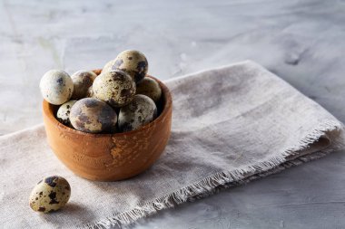 Rustik ahşap masa, yakın çekim, yüksek açılı görünüş, seçici odak kapsayıcısında bıldırcın yumurtası.