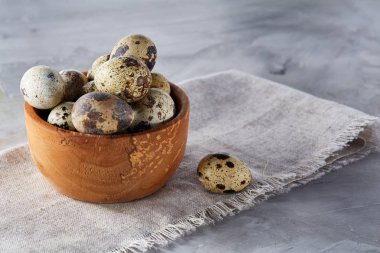 Rustik ahşap masa, yakın çekim, yüksek açılı görünüş, seçici odak kapsayıcısında bıldırcın yumurtası.