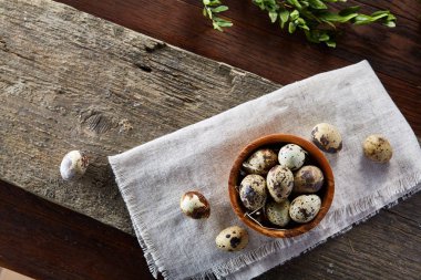 Kırsal natürmort kase yumurta bıldırcın tam ile yumurta saf peçeteye Şimşir ahşap arka plan, üstten görünüm