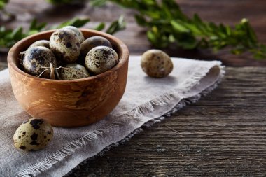 Kırsal natürmort kase yumurta bıldırcın tam ile yumurta saf peçeteye Şimşir ahşap arka plan, üstten görünüm