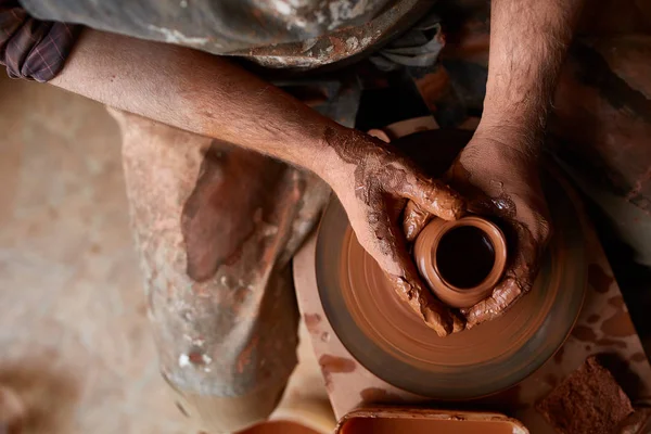 Close-up van de handen van een mannelijke potter in mallen schort kom uit klei, selectieve aandacht — Stockfoto