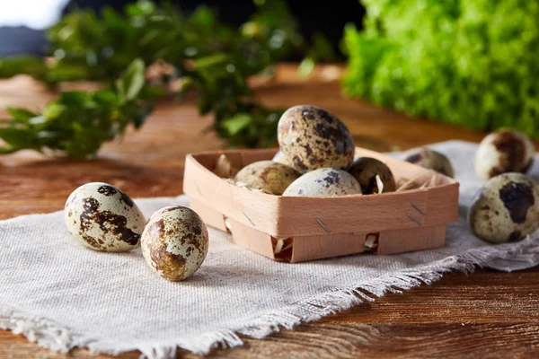 Перепелиные яйца в контейнере над деревенским деревянным столом, крупным планом, с высоким углом обзора, избирательный фокус . — стоковое фото