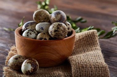 Kırsal natürmort kase yumurta bıldırcın tam ile yumurta saf peçeteye Şimşir ahşap arka plan, üstten görünüm