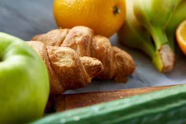 Kahvaltı croissants ve meyve, üstten görünüm, yakın çekim, seçici odak ile