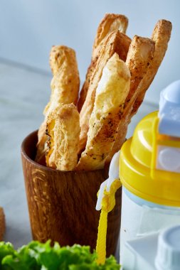 Okul Öğle ve plastik konteyner tablo, yakın çekim, seçici odak için malzemeler