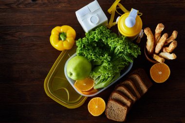 Sağlıklı yemek hazırlanan küçük plastik kap, üstten görünüm, yakın çekim.