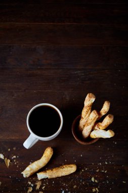 Kahve fincanı ve breadsticks bir eski ahşap arka plan, yakın çekim, seçici odak.