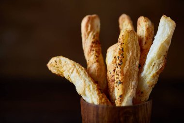 Lezzetli breadsticks grisini ahşap oldstyle Kupası, yakın çekim, seçici odak ahşap koyu arka plan üzerinde