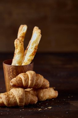 Lezzetli breadsticks grisini ahşap oldstyle Kupası, yakın çekim, seçici odak ahşap koyu arka plan üzerinde