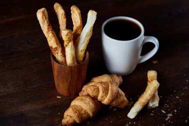 Kahve fincanı ve breadsticks bir eski ahşap arka plan, yakın çekim, seçici odak.