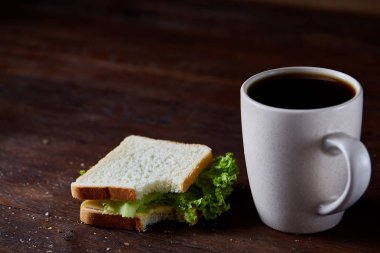 Kahvaltı Masası sandviç ve kahve rustik ahşap arka plan, yakın çekim, seçici odak ile