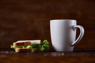 Kahvaltı Masası sandviç ve kahve rustik ahşap arka plan, yakın çekim, seçici odak ile