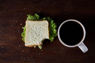 Kahvaltı Masası sandviç ve kahve rustik ahşap arka plan, yakın çekim, seçici odak ile