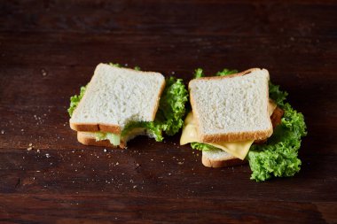 Lezzetli ve taze sandviç koyu ahşap zemin, yakın çekim