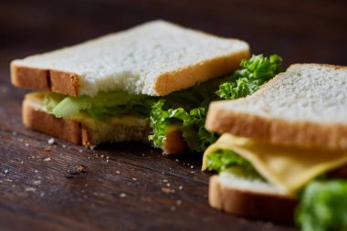 Lezzetli ve taze sandviç koyu ahşap zemin, yakın çekim