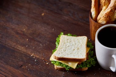 Kahvaltı Masası sandviç ve kahve rustik ahşap arka plan, yakın çekim, seçici odak ile