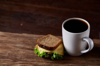 Kahvaltı Masası sandviç ve kahve rustik ahşap arka plan, yakın çekim, seçici odak ile