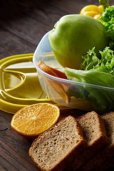 Gezonde lunch bereid in kleine plastic container, bovenaanzicht, close-up. — Stockfoto