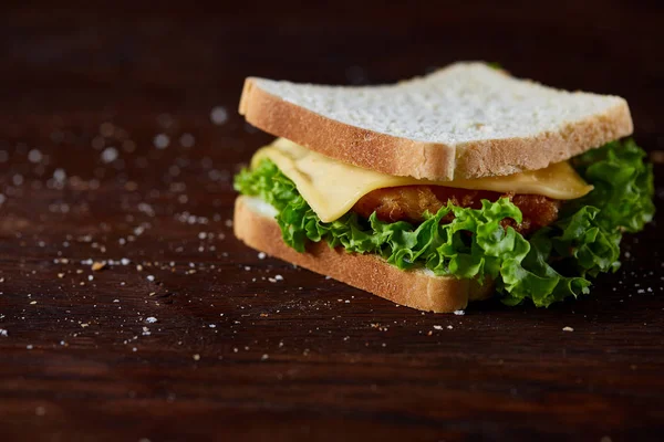 Sándwiches sabrosos y frescos sobre un fondo de madera oscura, primer plano —  Fotos de Stock