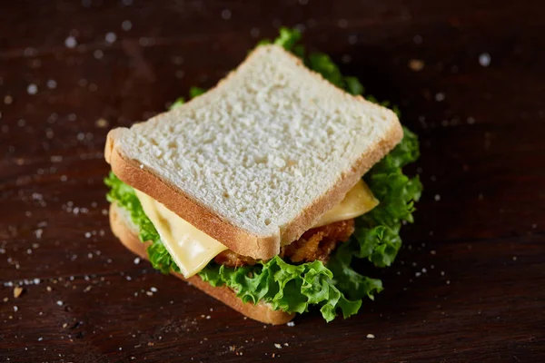 Sándwiches sabrosos y frescos sobre un fondo de madera oscura, primer plano —  Fotos de Stock