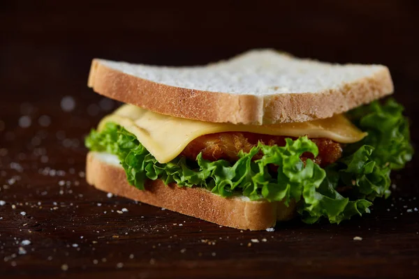 Sándwiches sabrosos y frescos sobre un fondo de madera oscura, primer plano —  Fotos de Stock