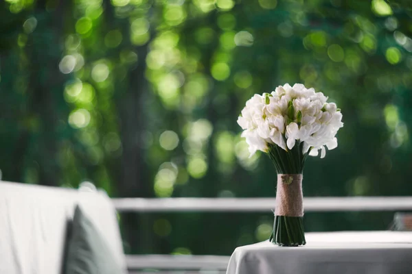 Düğün buketi masada duruyor.