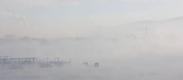 Niebla Sobre Río Invierno Con Varios Edificios —  Fotos de Stock