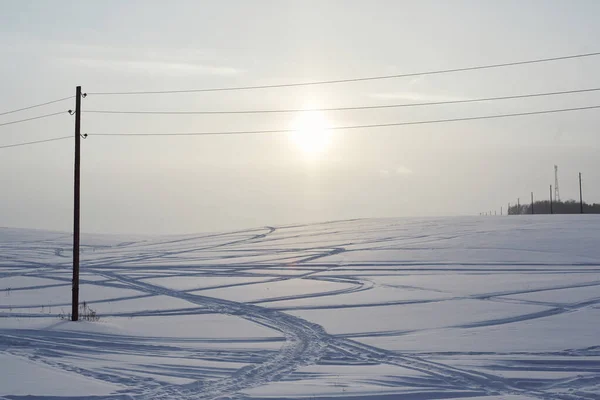 Sneeuwveld Doorkruist Door Sporen Van Passerende Auto — Stockfoto