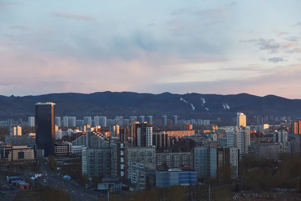 日落时的城市景观是在山的背景上 — 图库照片