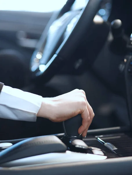 Araba kullanan birinin yakın plan fotoğrafı. Yüksek kalite fotoğraf
