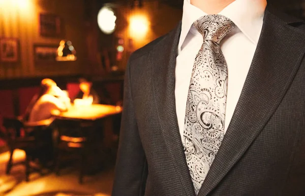 Takım elbise ve kravat takan bir adam. Yüksek kalite fotoğraf