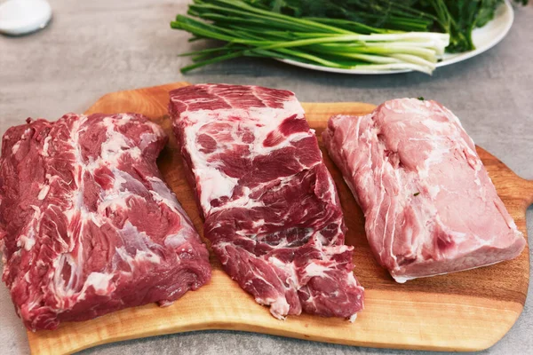 Masanın üstünde duran bir dilim sığır filetosu. Yüksek kalite fotoğraf